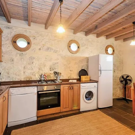 Sleeps 2 Air Con Wifi *